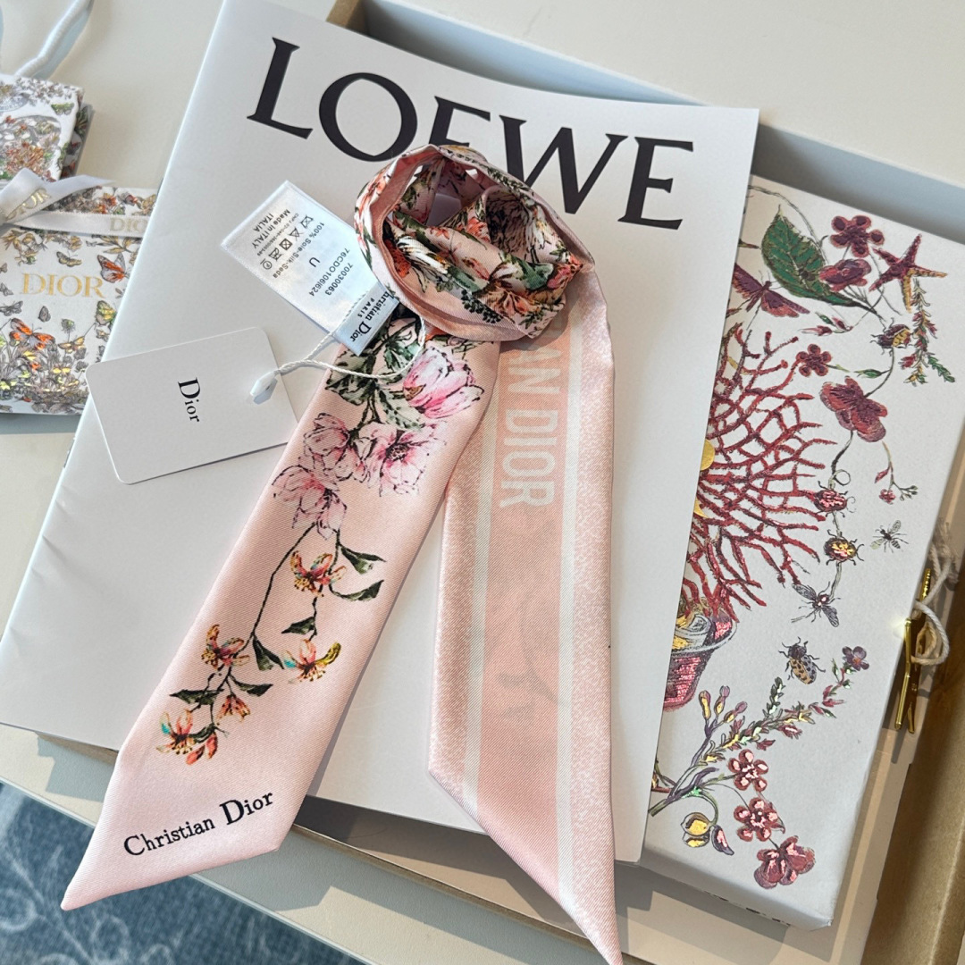 디올(Dior) 플라워 더블 레이어 스카프