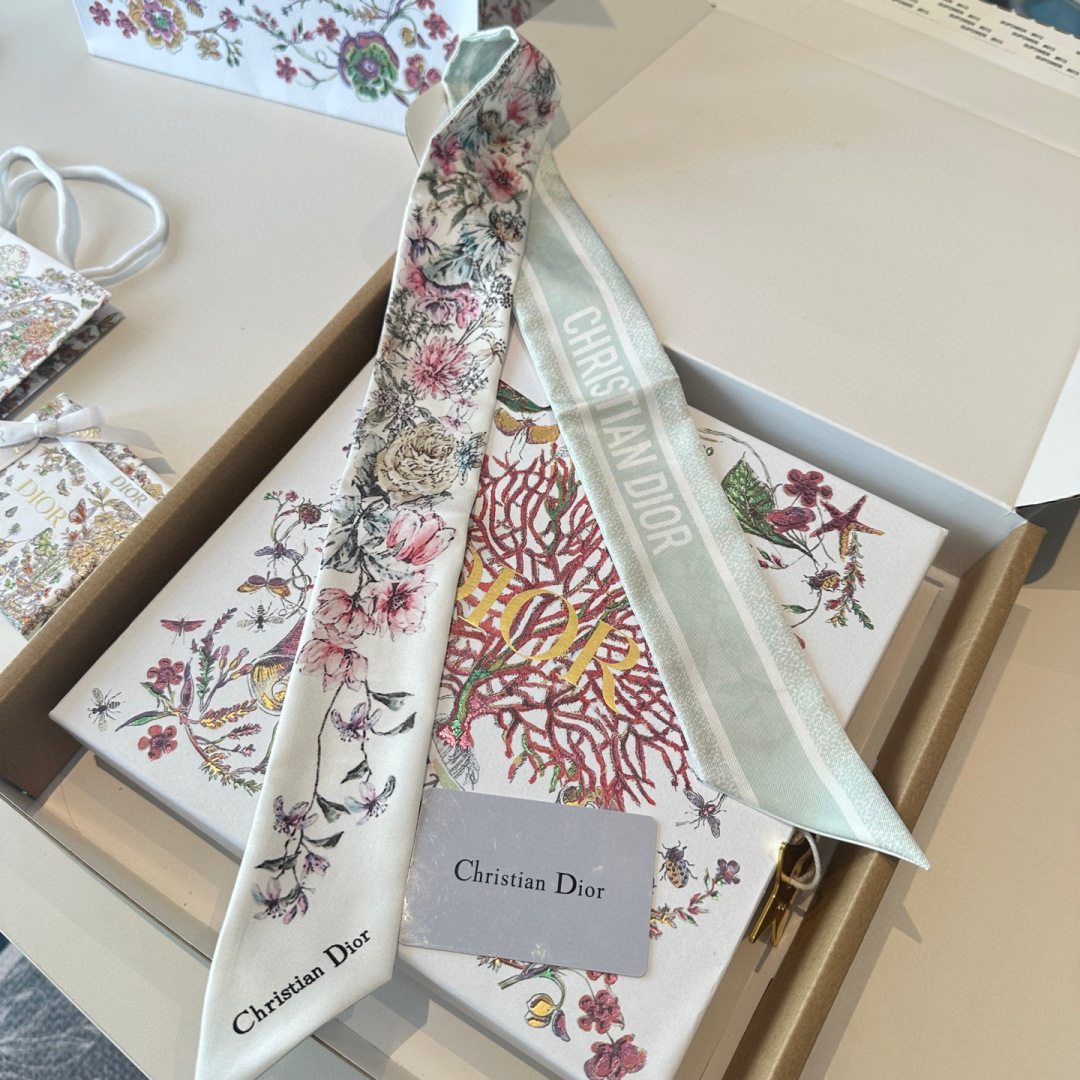 디올(Dior) 플라워 더블 레이어 스카프
