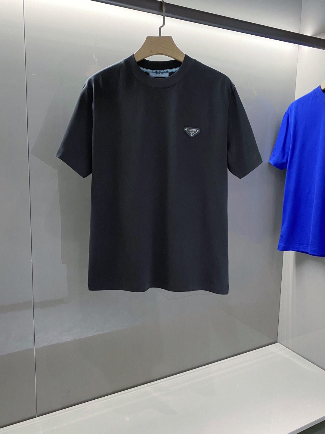 프라다(PRADA) 로고 포인트 반팔 티셔츠 의류