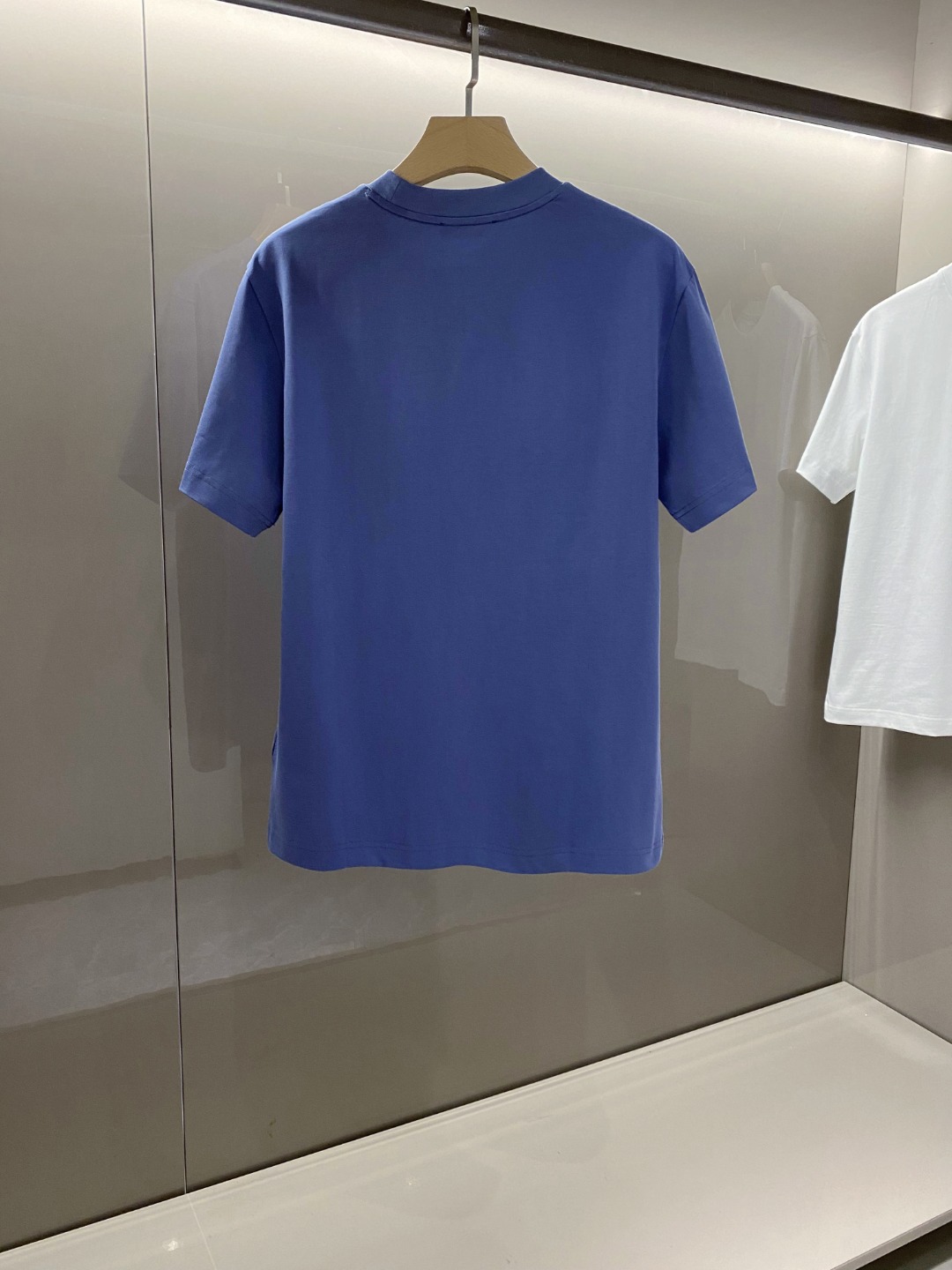 프라다(PRADA) 로고 포인트 반팔 티셔츠 의류