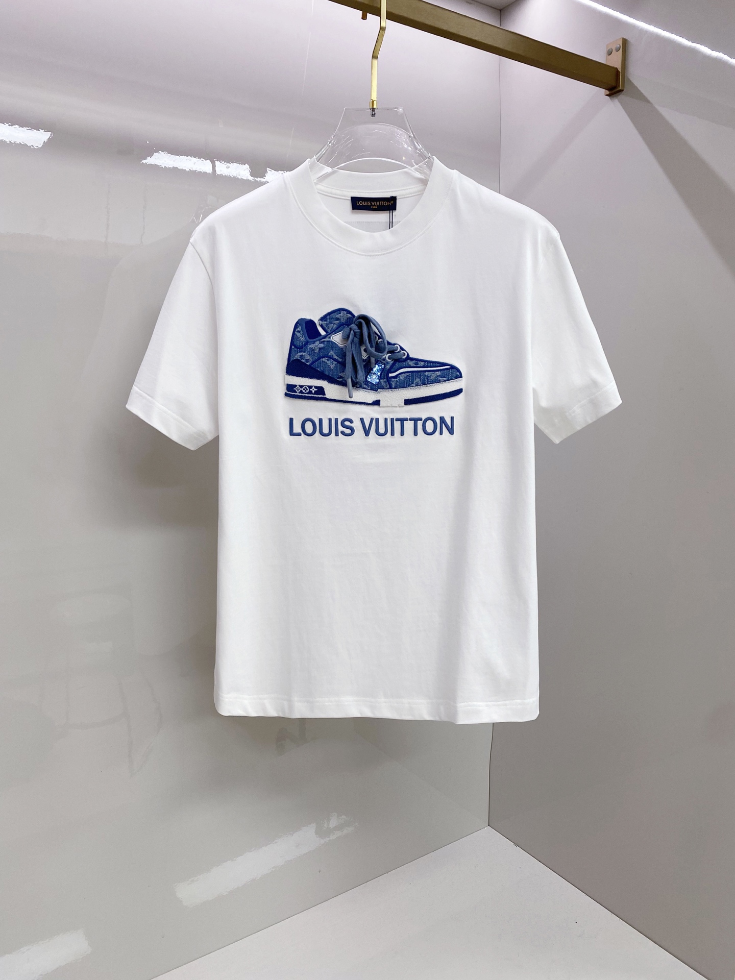 루이비통(LV) 로고 그래픽 반팔 티셔츠 의류