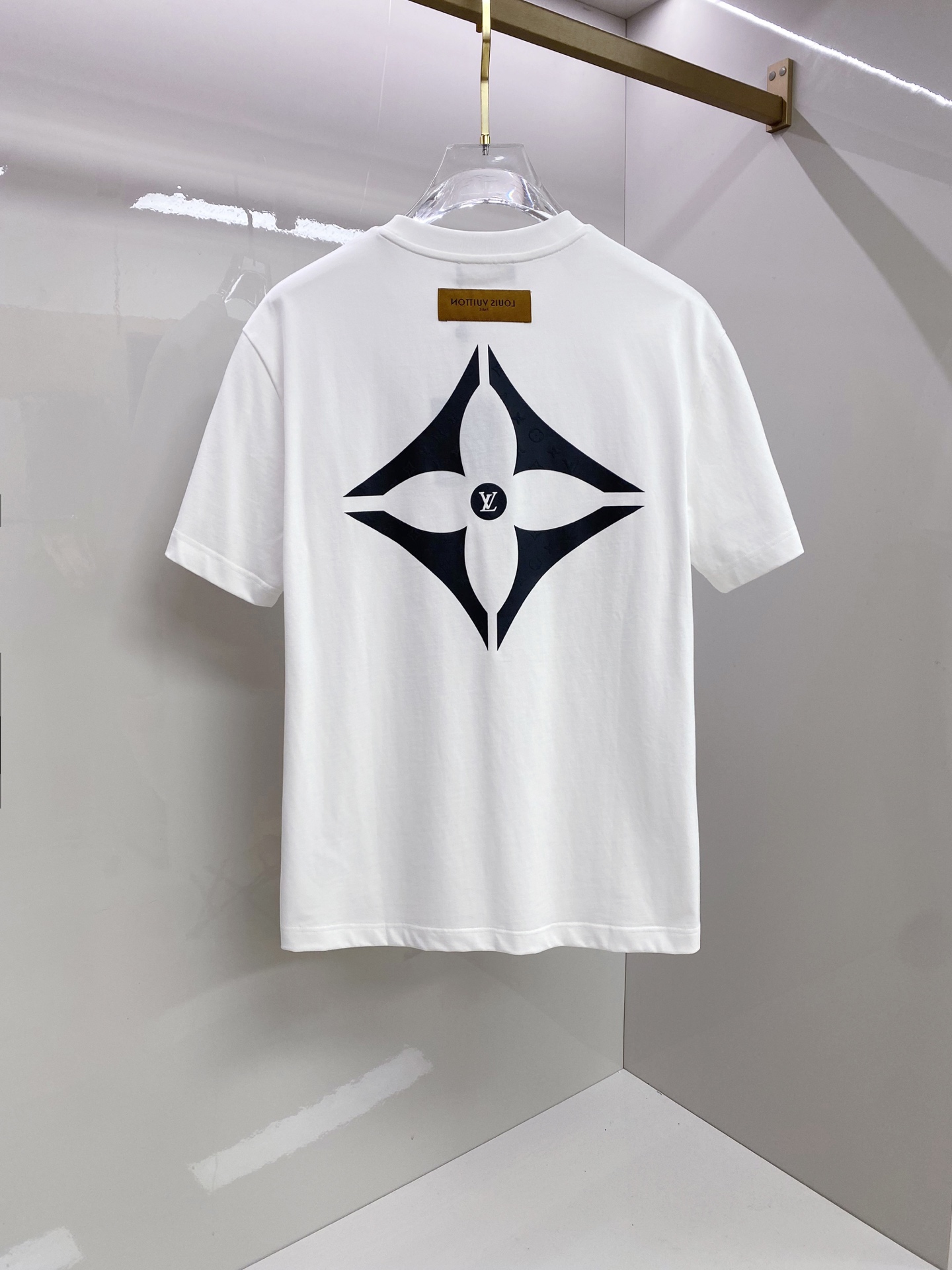 루이비통(LV) 미니멀 로고 반팔 티셔츠 의류
