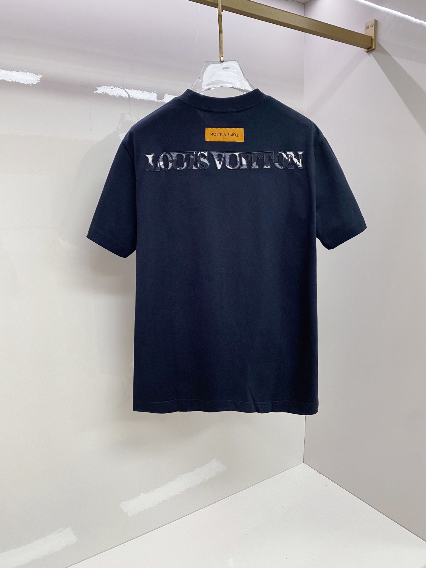 루이비통(LV) 시그니처 로고 반팔 티셔츠 의류