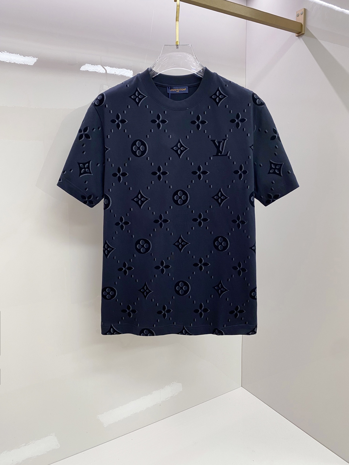 루이비통(LV) 시그니처 그래픽 로고 반팔 티셔츠 의류