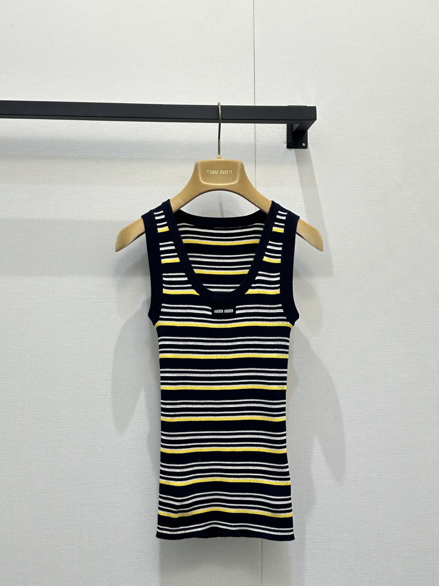 미우미우(MIU MIU) 로고 배색 스트라이프 니트 베스트 의류