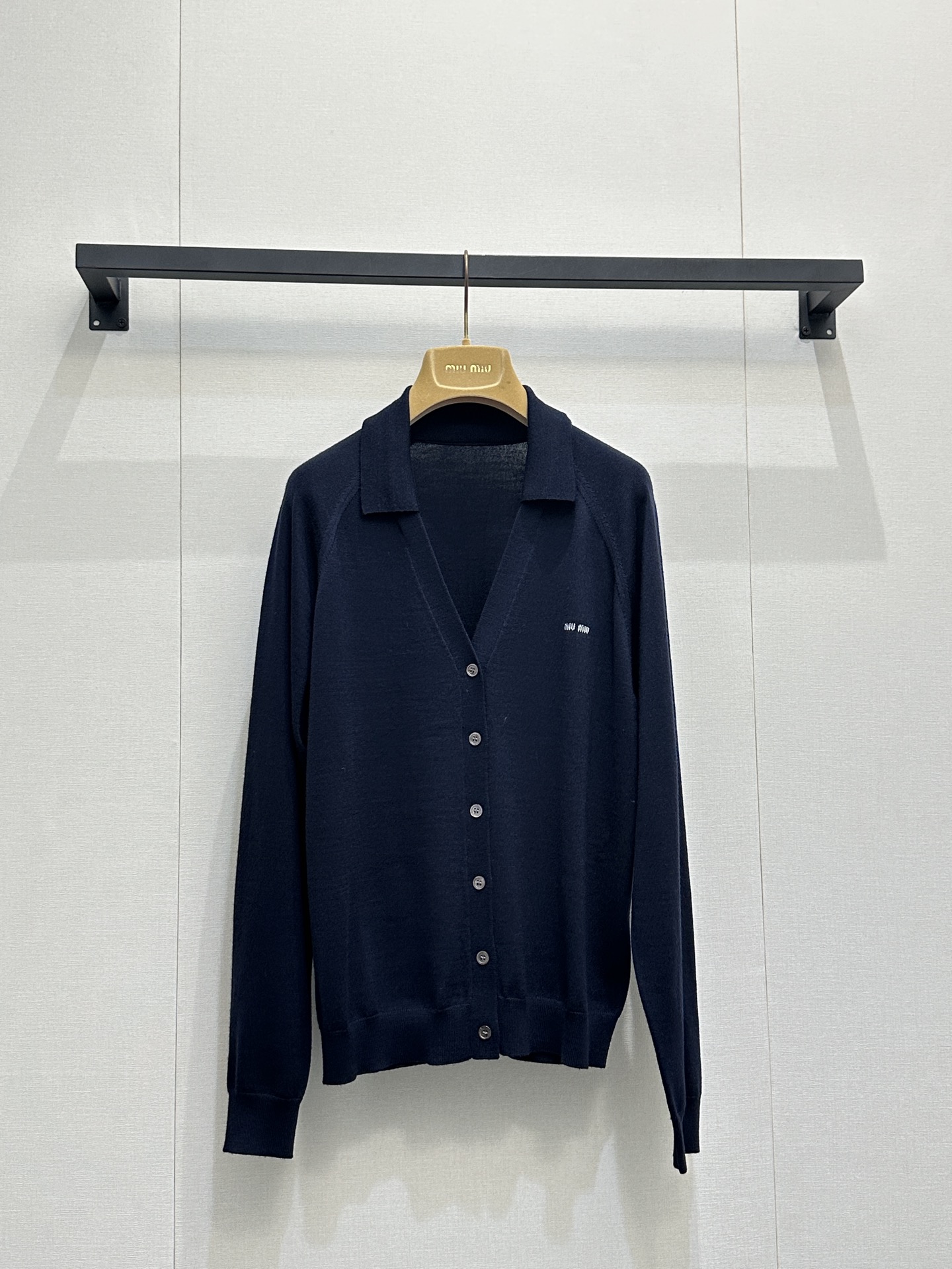 미우미우(MIU MIU) 로고 자수 카라 V넥 가디건 의류