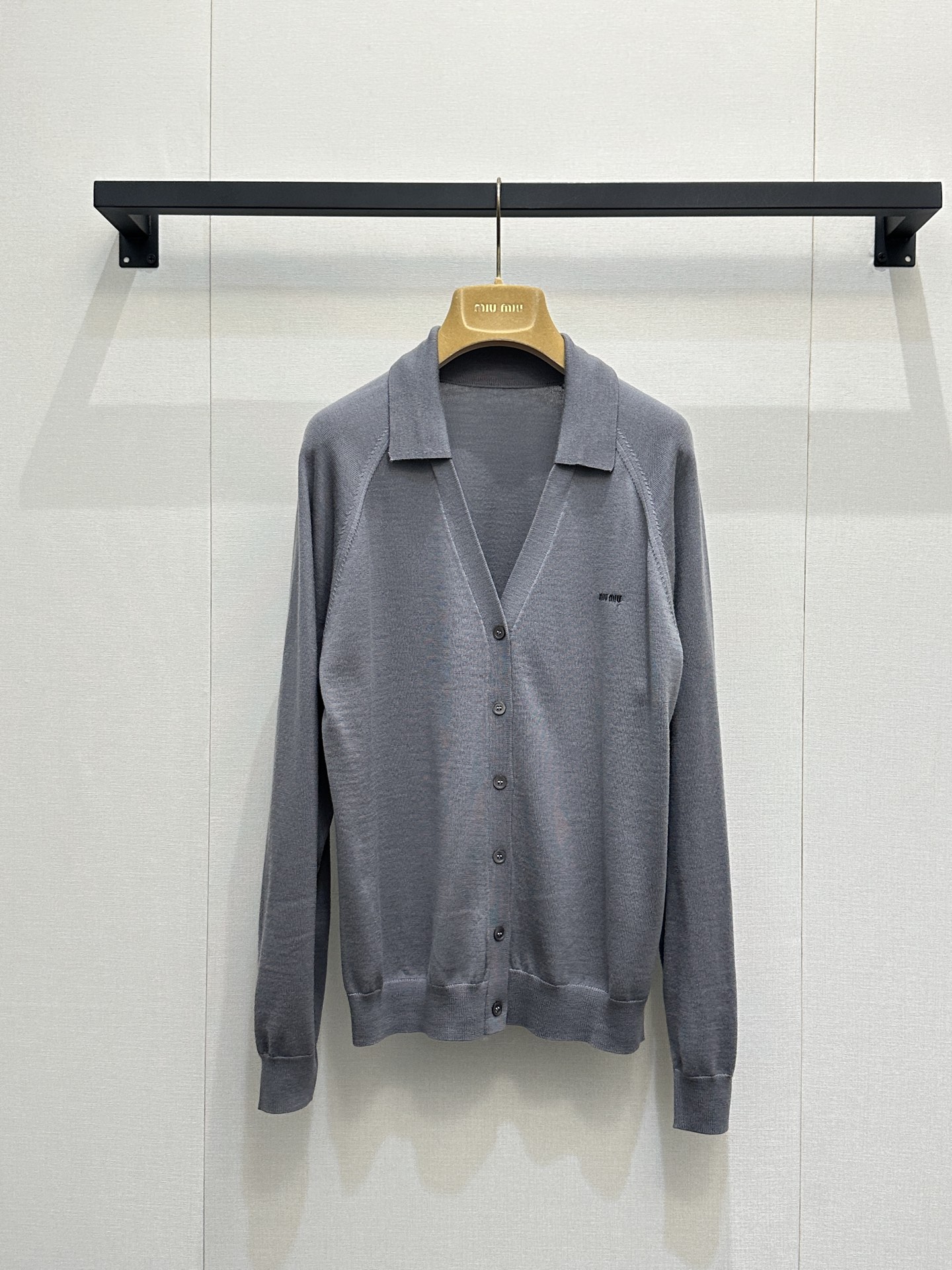 미우미우(MIU MIU) 로고 자수 카라 V넥 가디건 의류