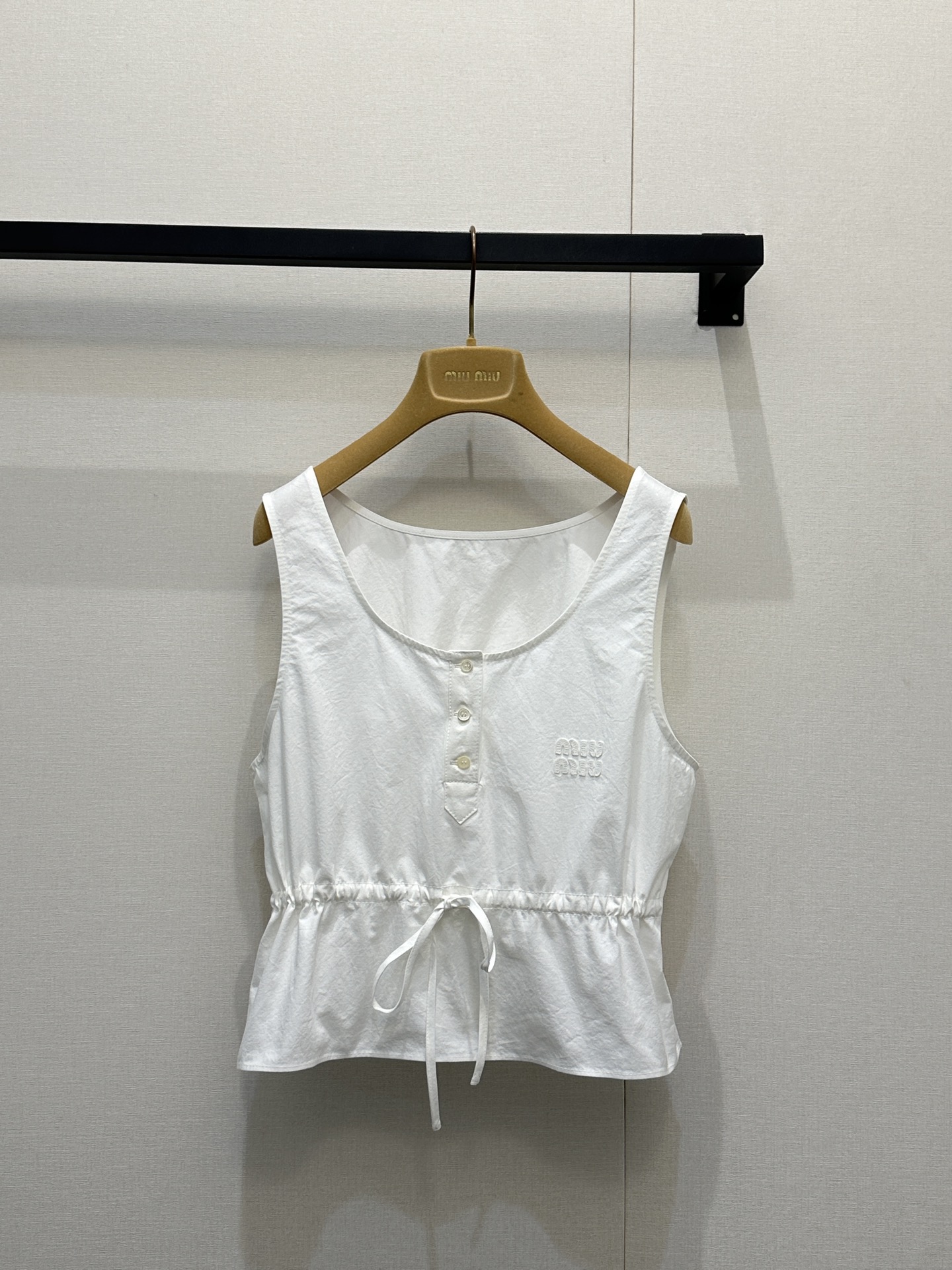 미우미우(MIU MIU) 로고 자수 스트링 슬리브리스 탑 의류