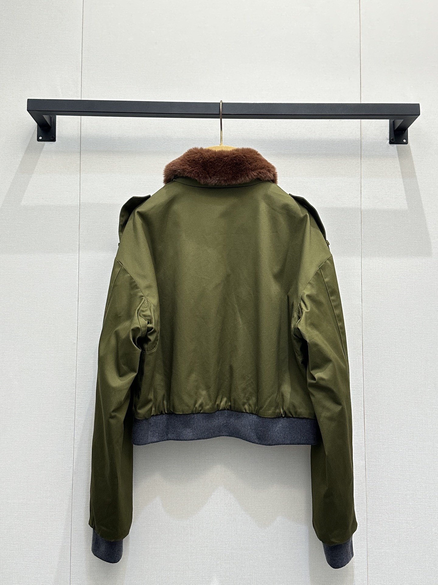 미우미우(MIU MIU) 올리브 그린 카라 자켓 의류