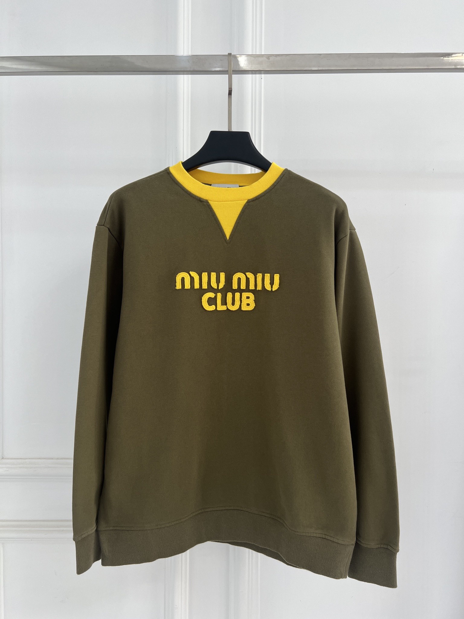 미우미우(MIU MIU) 로고 자수 라운드넥 기모 맨투맨 의류