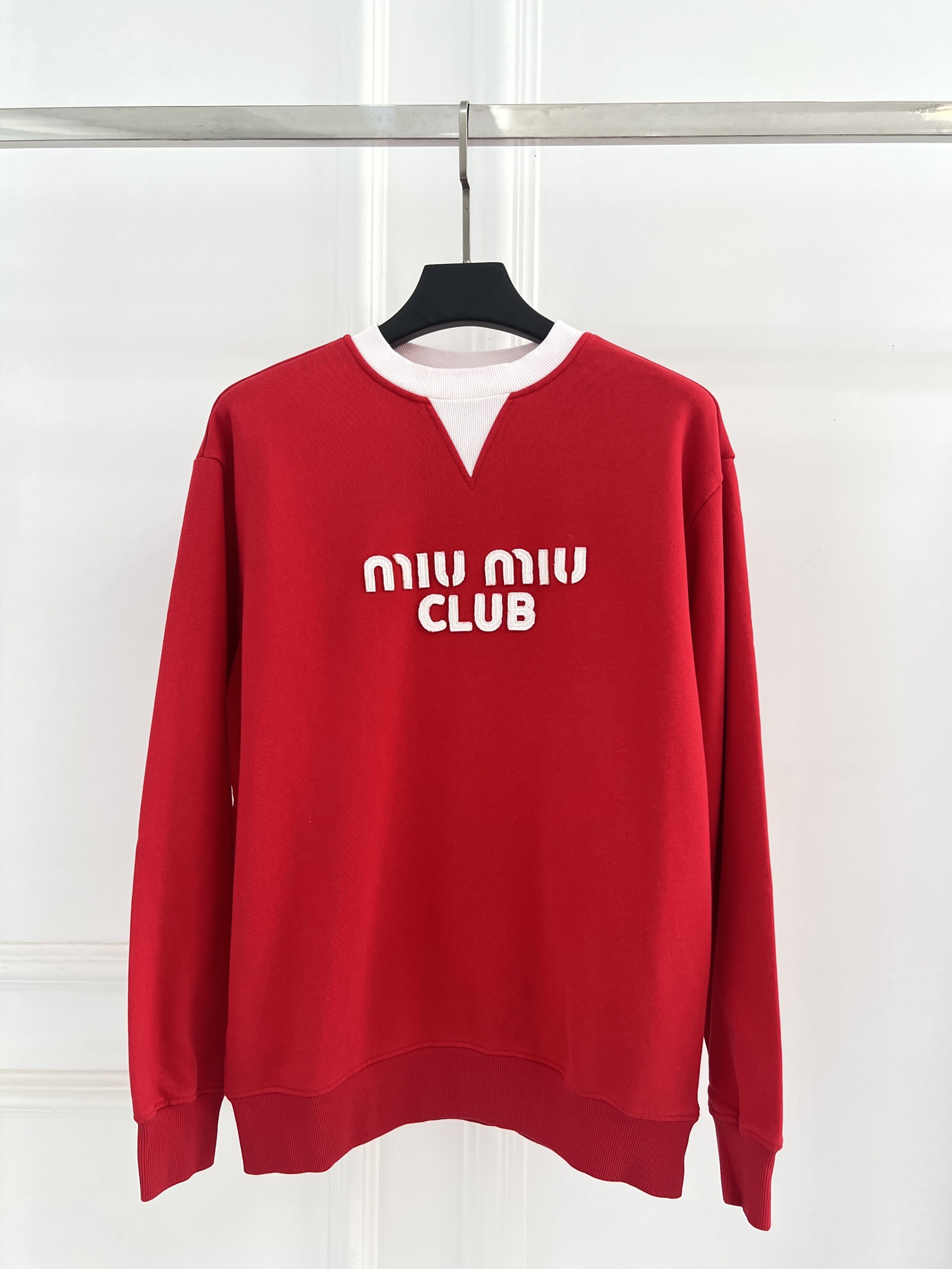 미우미우(MIU MIU) 로고 자수 라운드넥 기모 맨투맨 의류