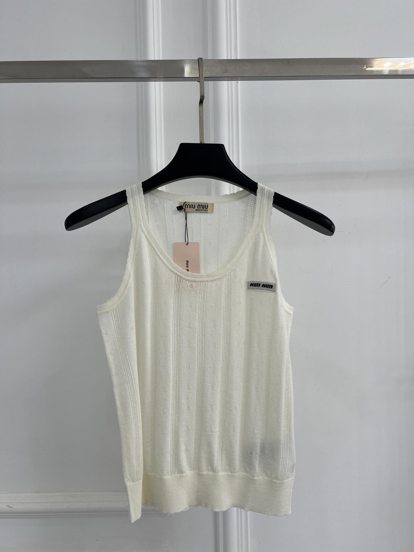 미우미우(MIU MIU) 펀칭 니트 슬리브리스 탑 의류