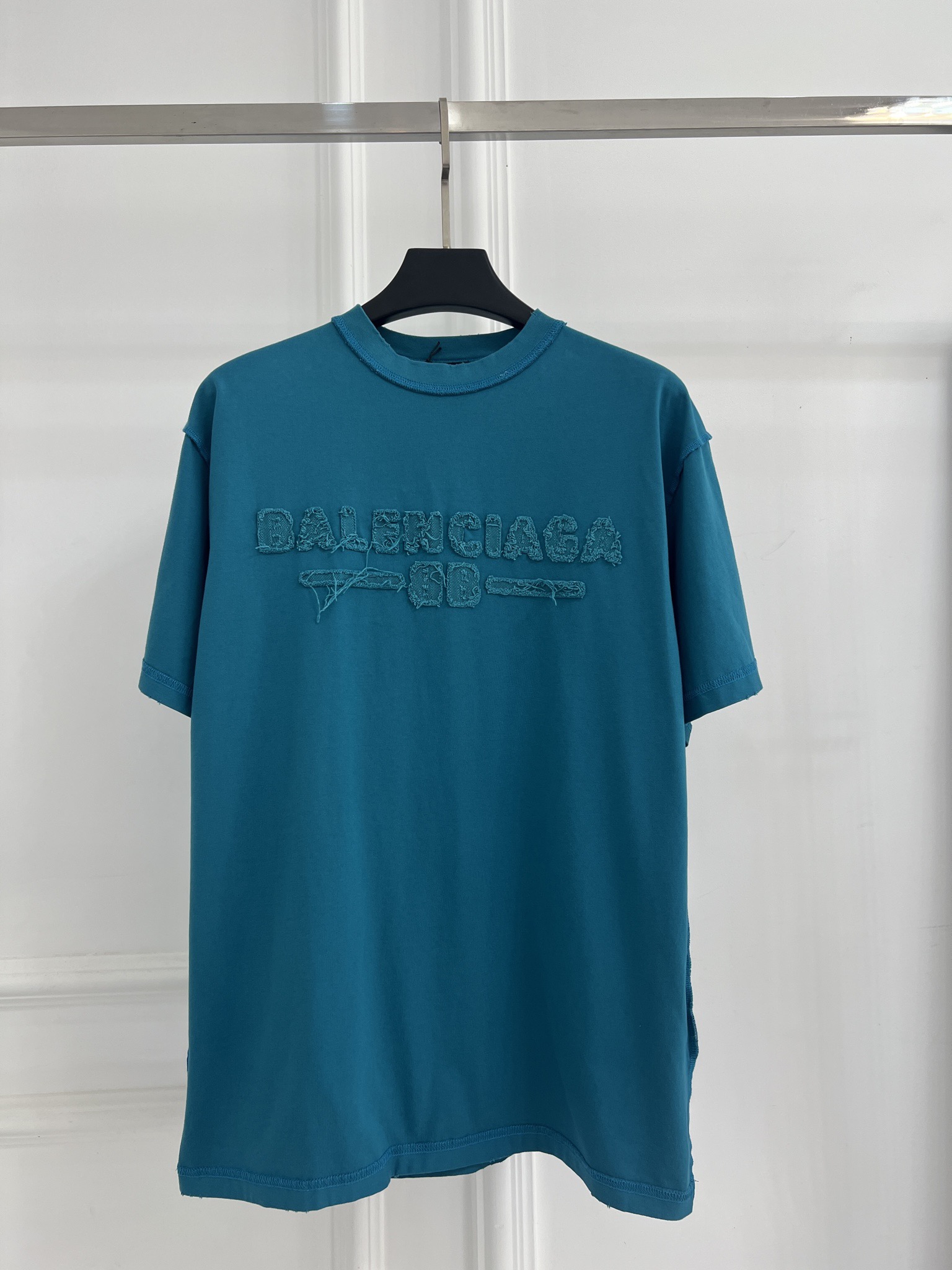 발렌시아가(BALENCIAGA) 워싱 자수 로고 티셔츠 의류