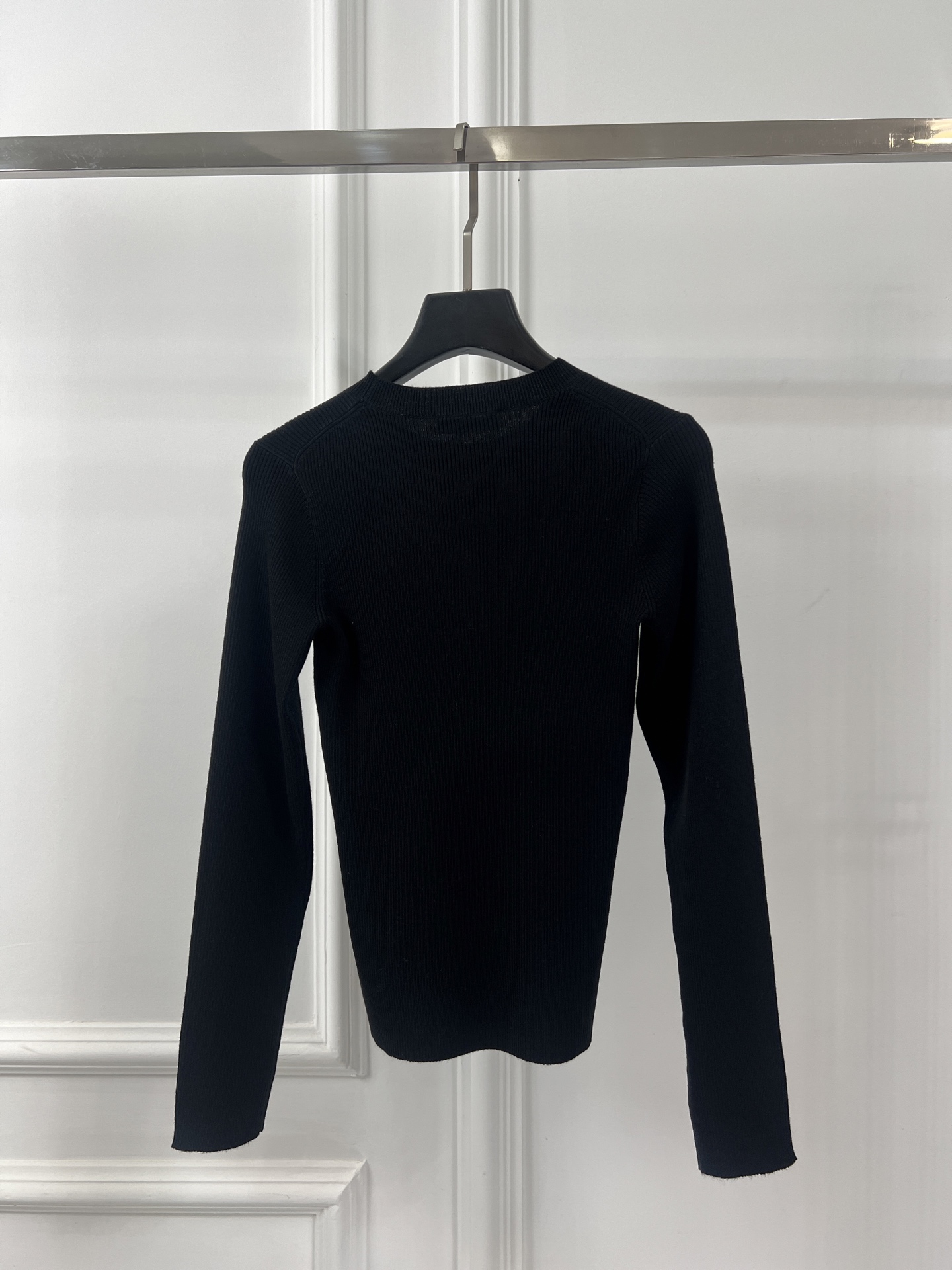 프라다(PRADA) 로고 슬림핏 니트 롱슬리브 의류