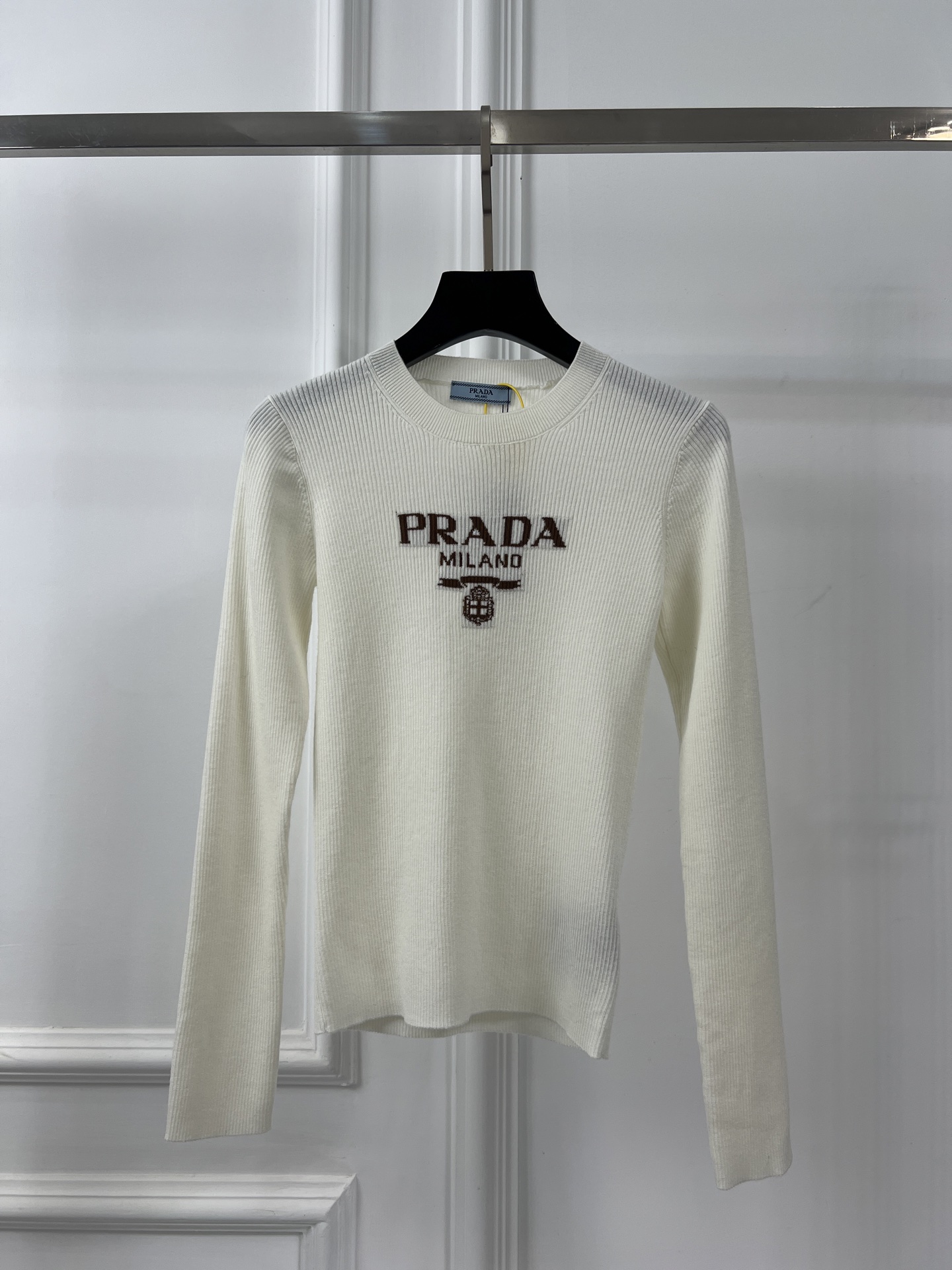 프라다(PRADA) 로고 슬림핏 니트 롱슬리브 의류