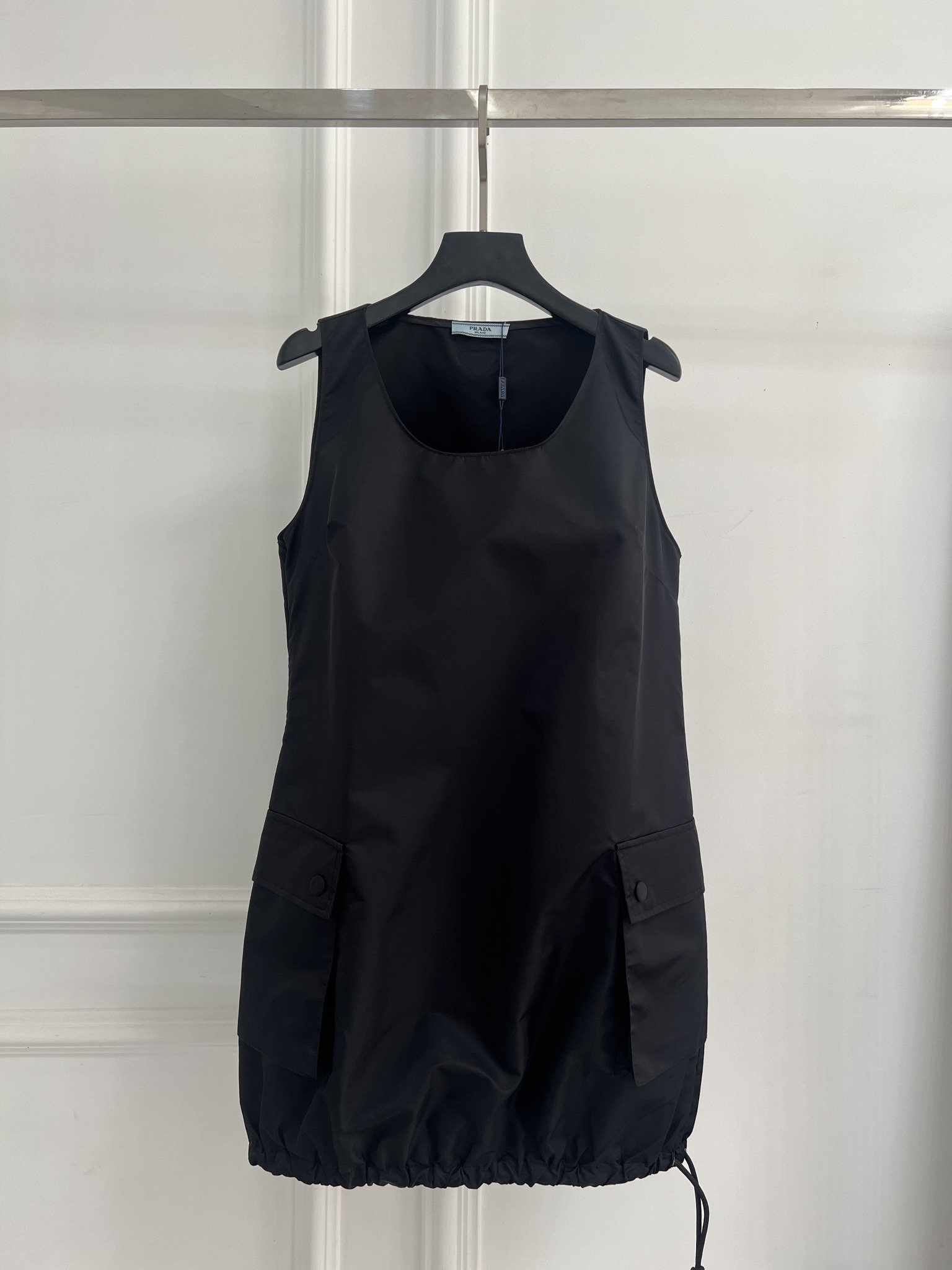 프라다(PRADA) 나일론 포켓 슬리브리스 원피스 의류