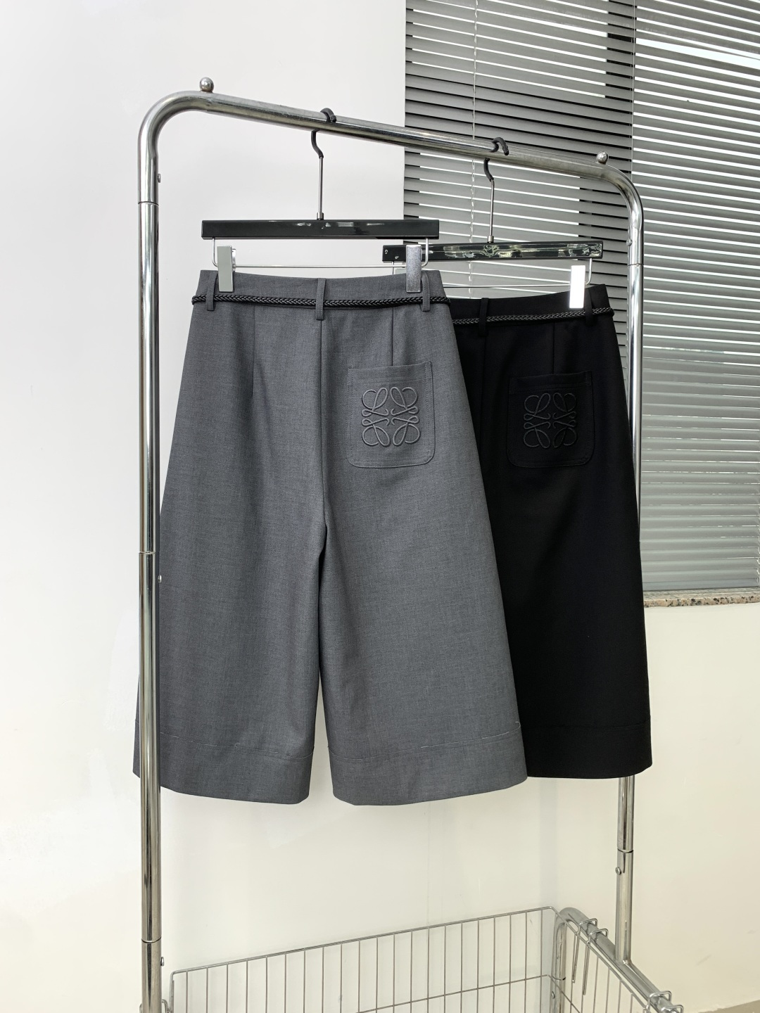 Loewe 로에베 고퀄리티 자수 수트 6부 팬츠 바지 의류