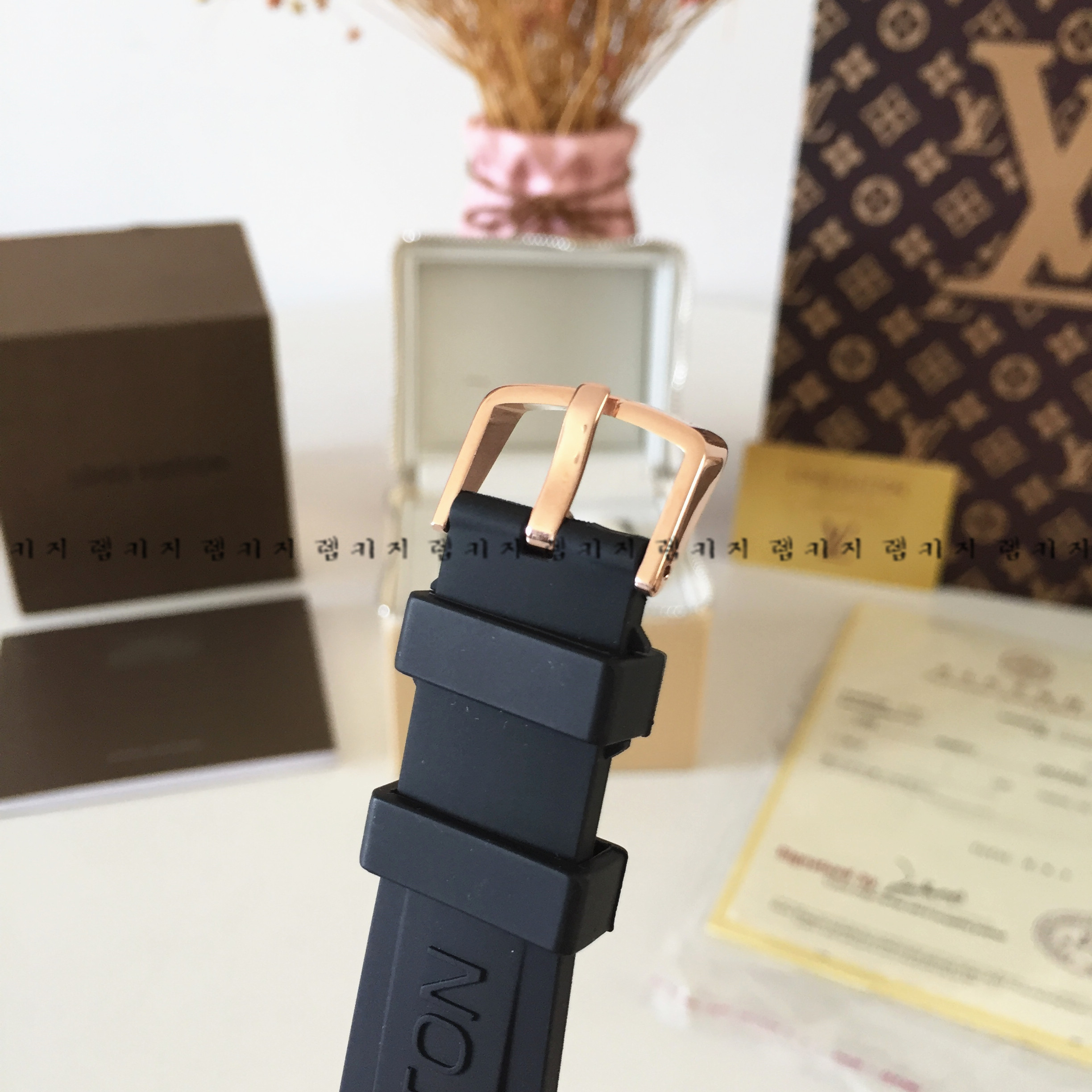 루이비통 땅부르 크로노 블랙 우레탄시계