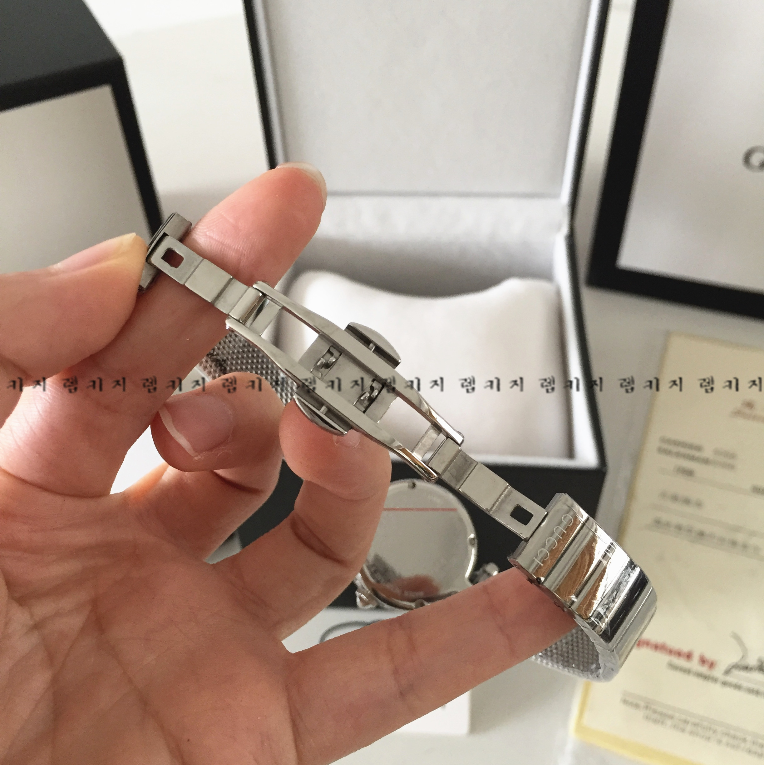 구찌 디아망따시마 여성용 은장 메탈시계