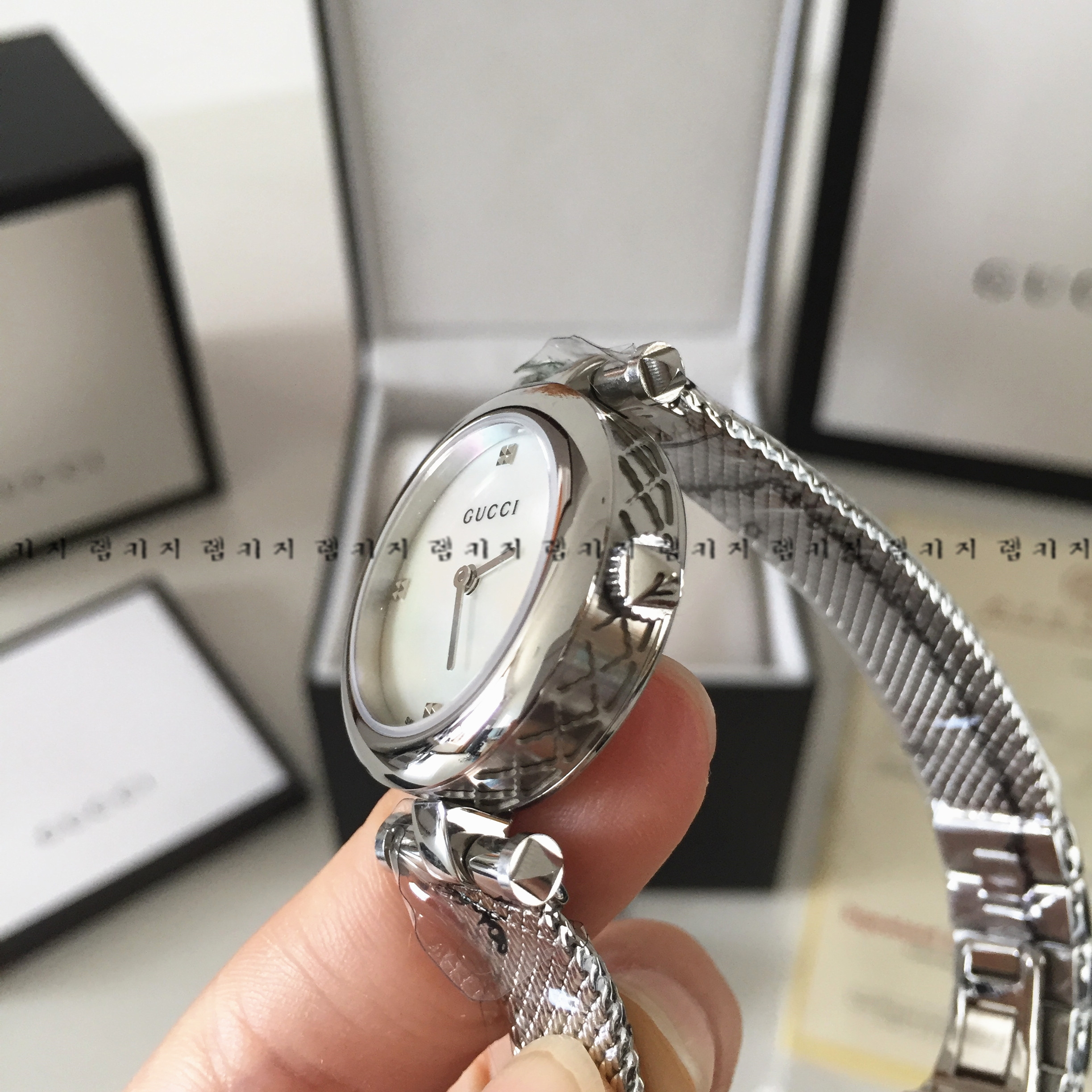 구찌 디아망따시마 여성용 은장 메탈시계