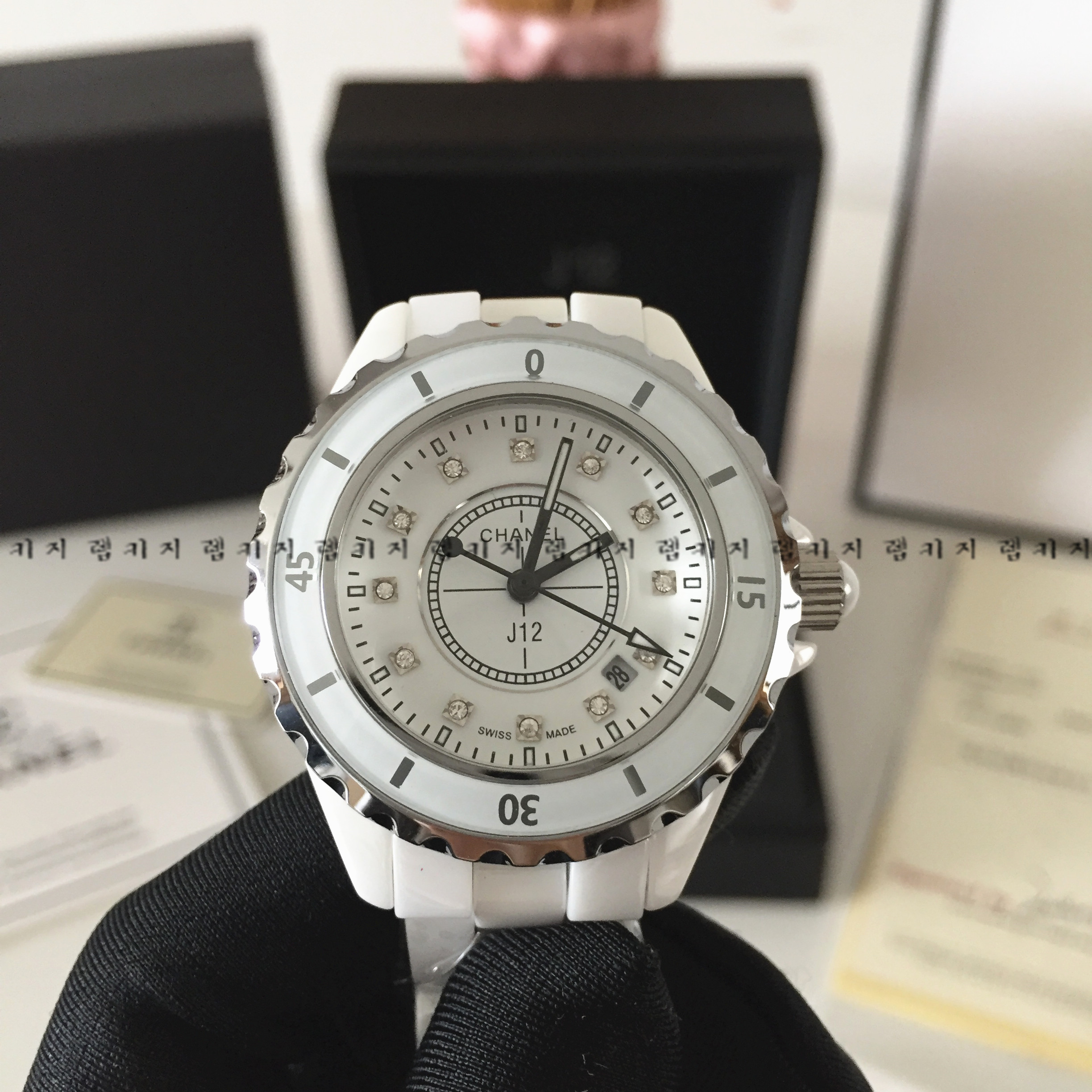 샤넬 J12 화이트다이얼 세라믹 시계