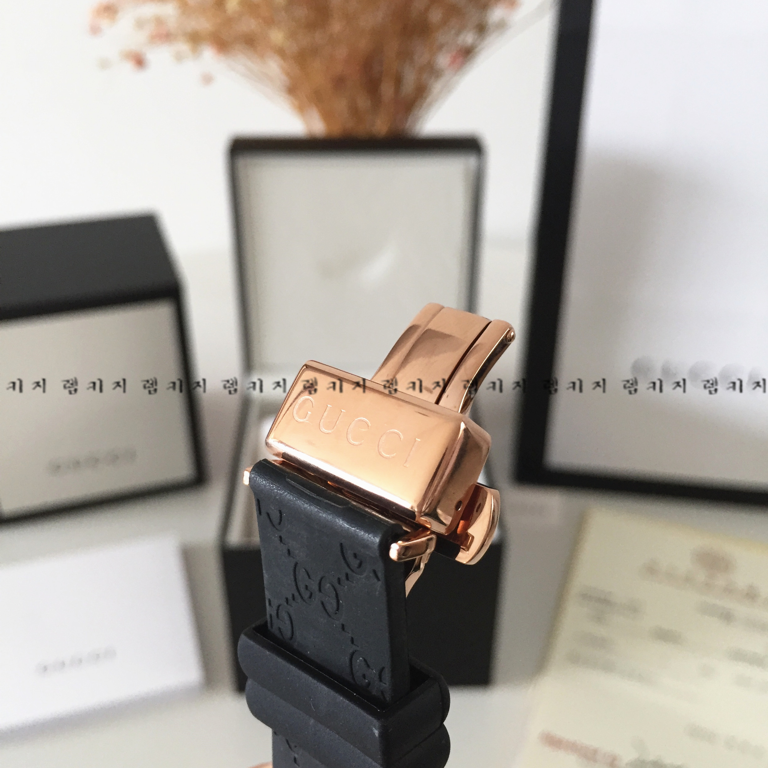 구찌 삼선 로고 아날로그 손목 시계