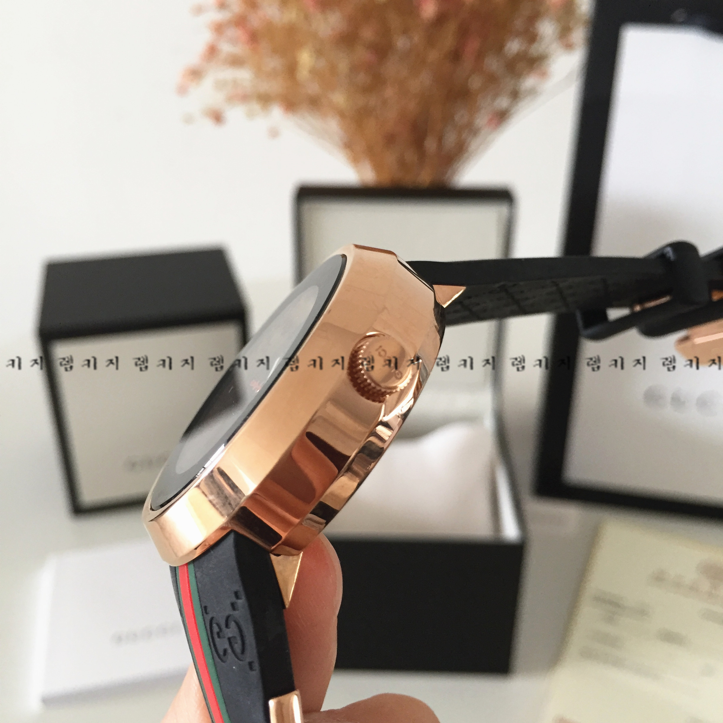 구찌 삼선 로고 아날로그 손목 시계