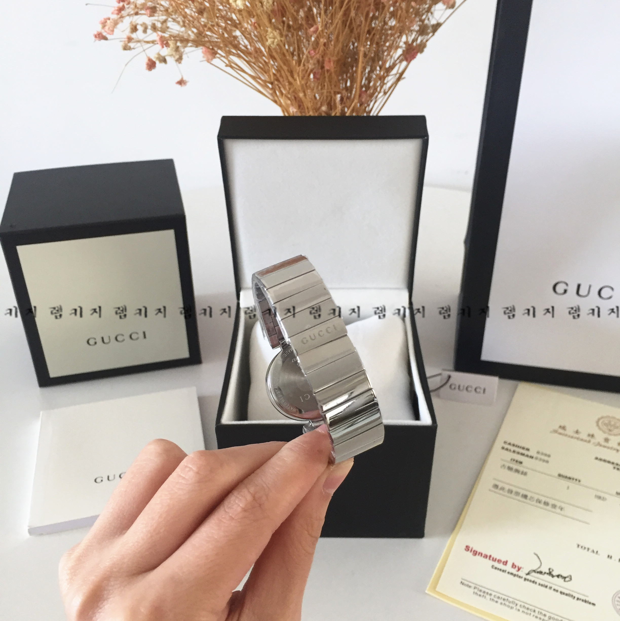 구찌 인터로킹 화이트다이얼 은장 메탈시계 여성용