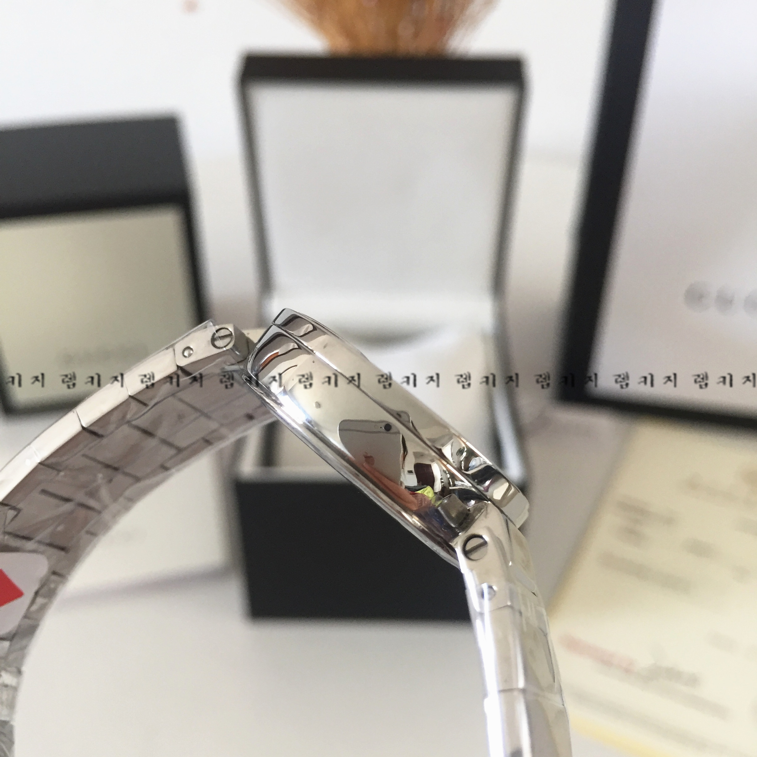 구찌 인터로킹 화이트다이얼 은장 메탈시계 여성용