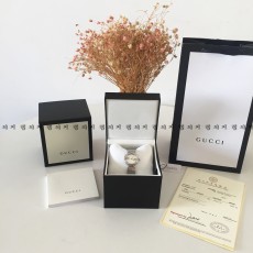 구찌 인터로킹 화이트다이얼 은장 메탈시계 여성용