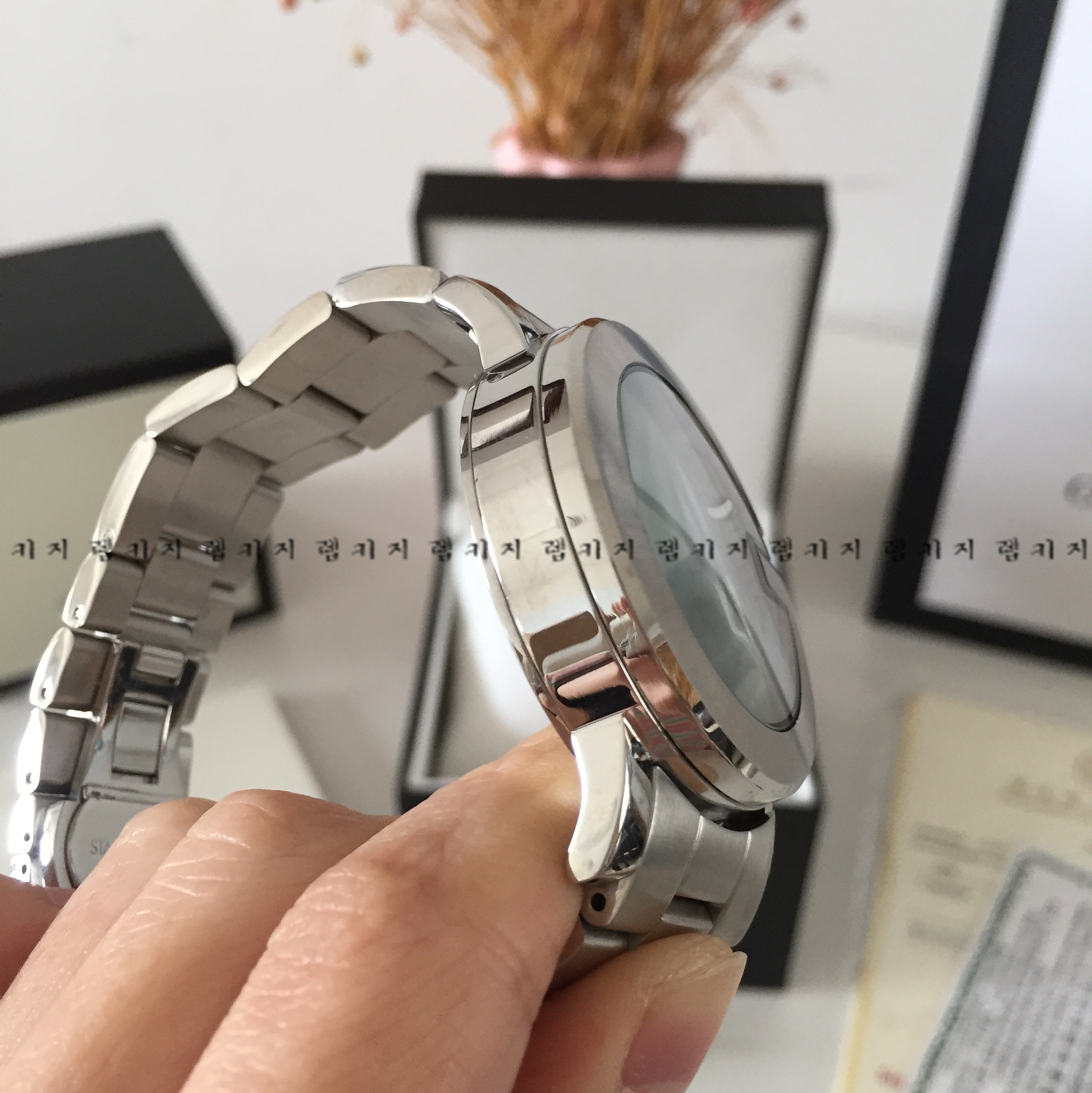 구찌 G크로노 화이트 크로노 메탈시계