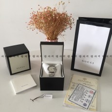 구찌 G크로노 화이트 크로노 메탈시계