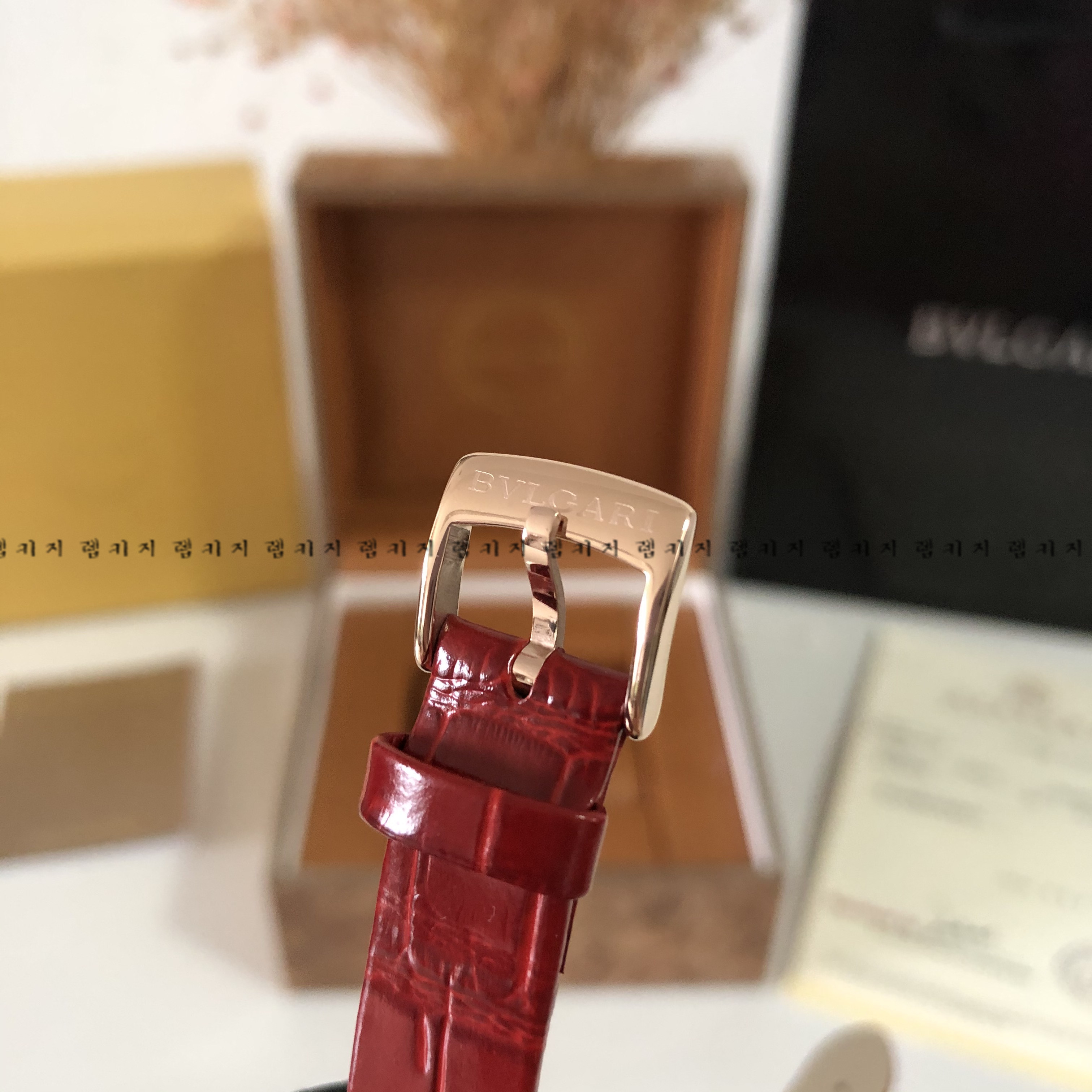 불가리 루체아 큐빅 레드다이얼 여성 가죽시계