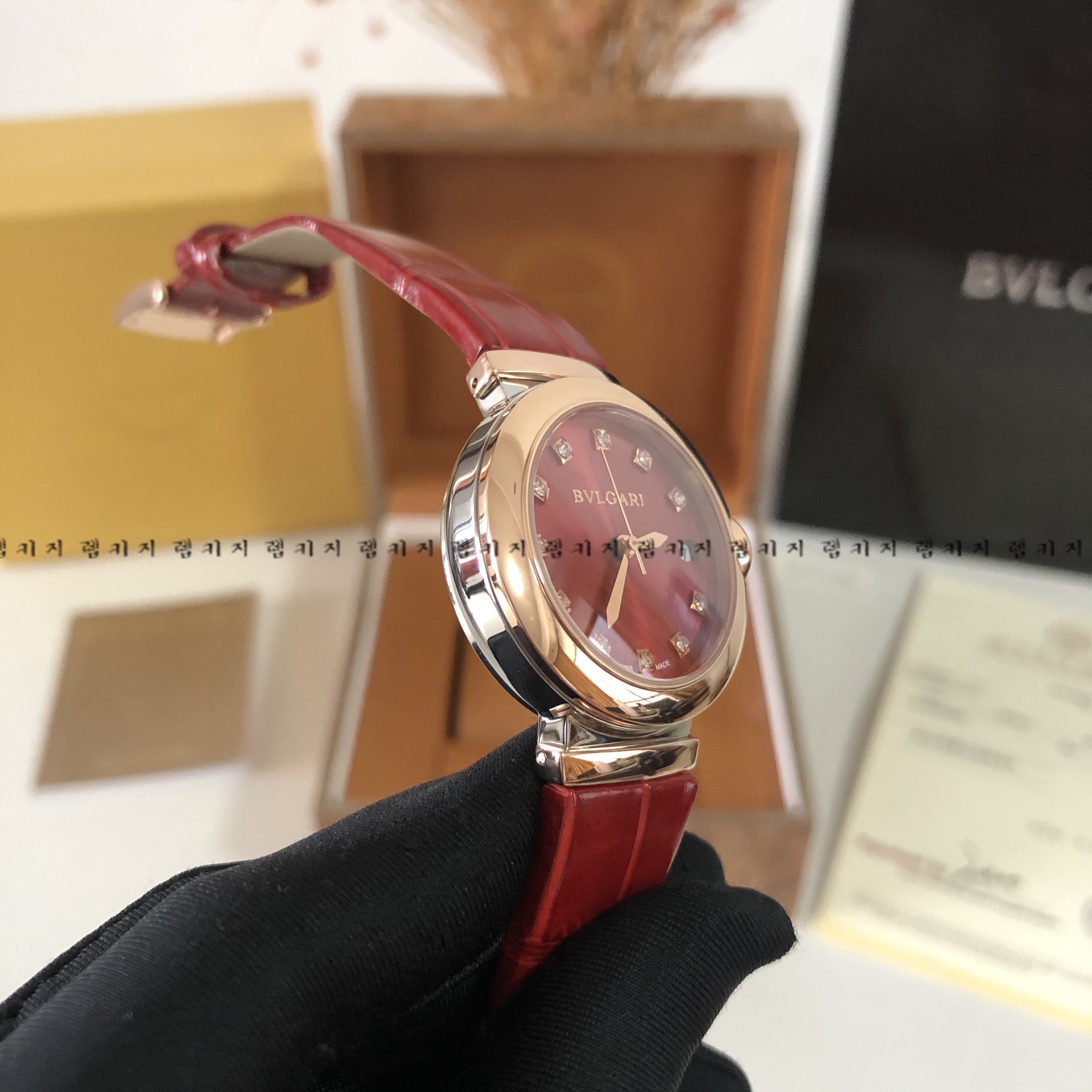 불가리 루체아 큐빅 레드다이얼 여성 가죽시계