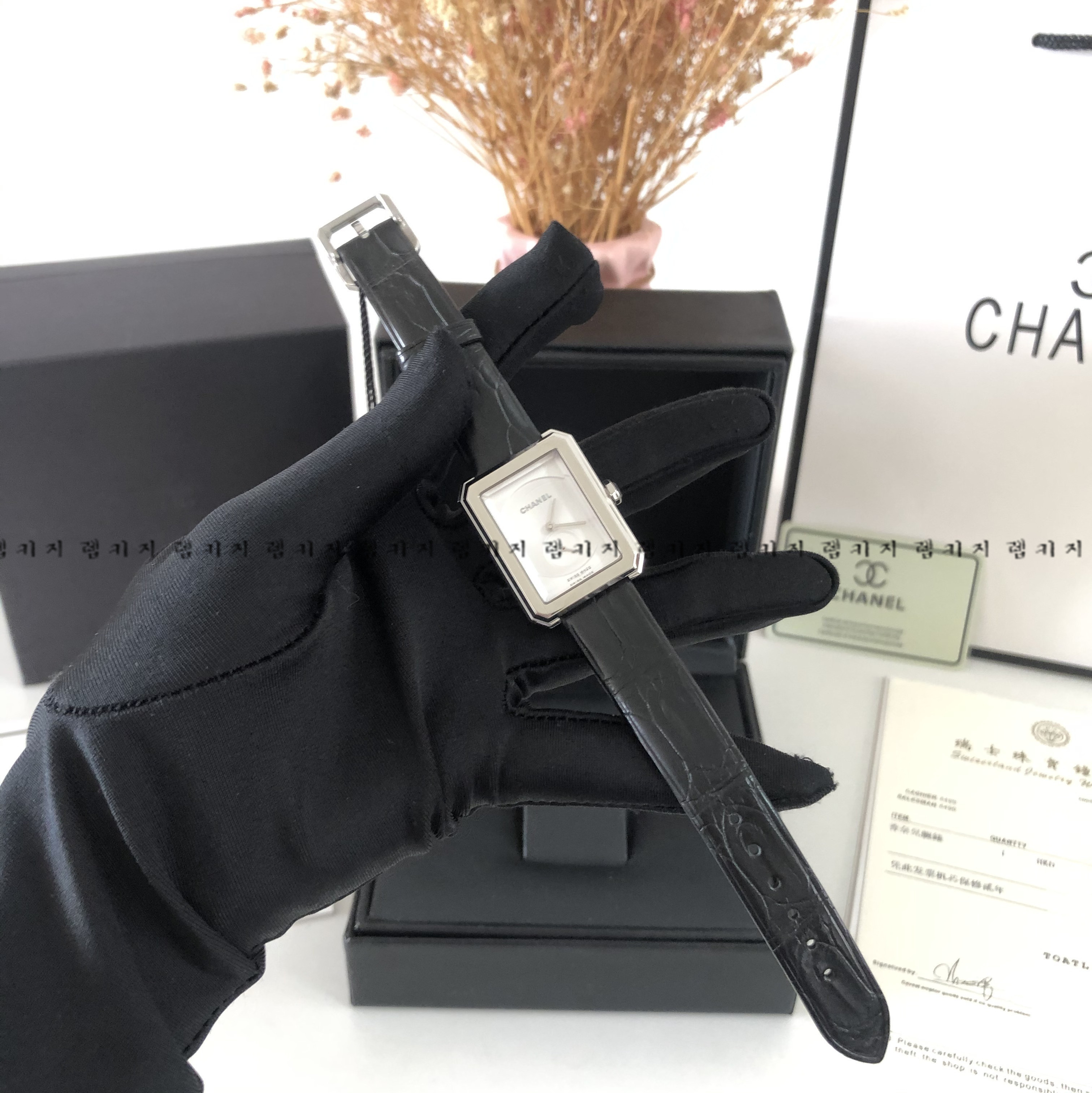 샤넬 보이프렌드 화이트다이얼 은장 여성 가죽시계