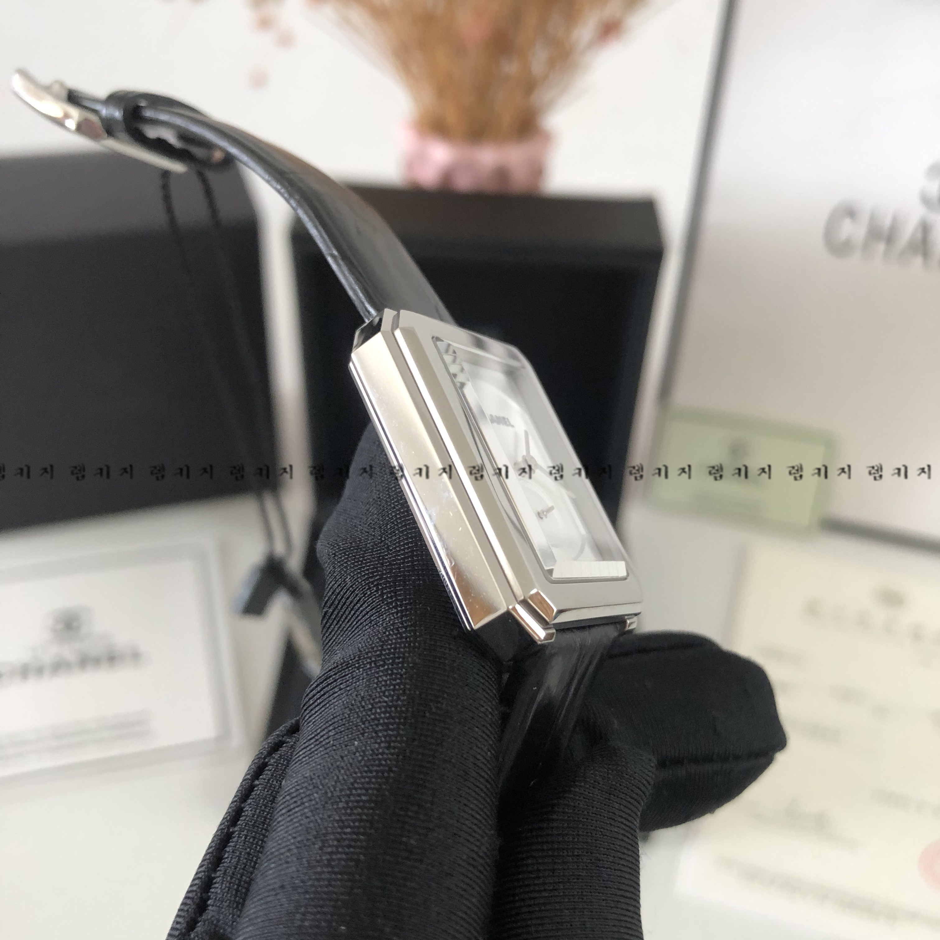 샤넬 보이프렌드 화이트다이얼 은장 여성 가죽시계