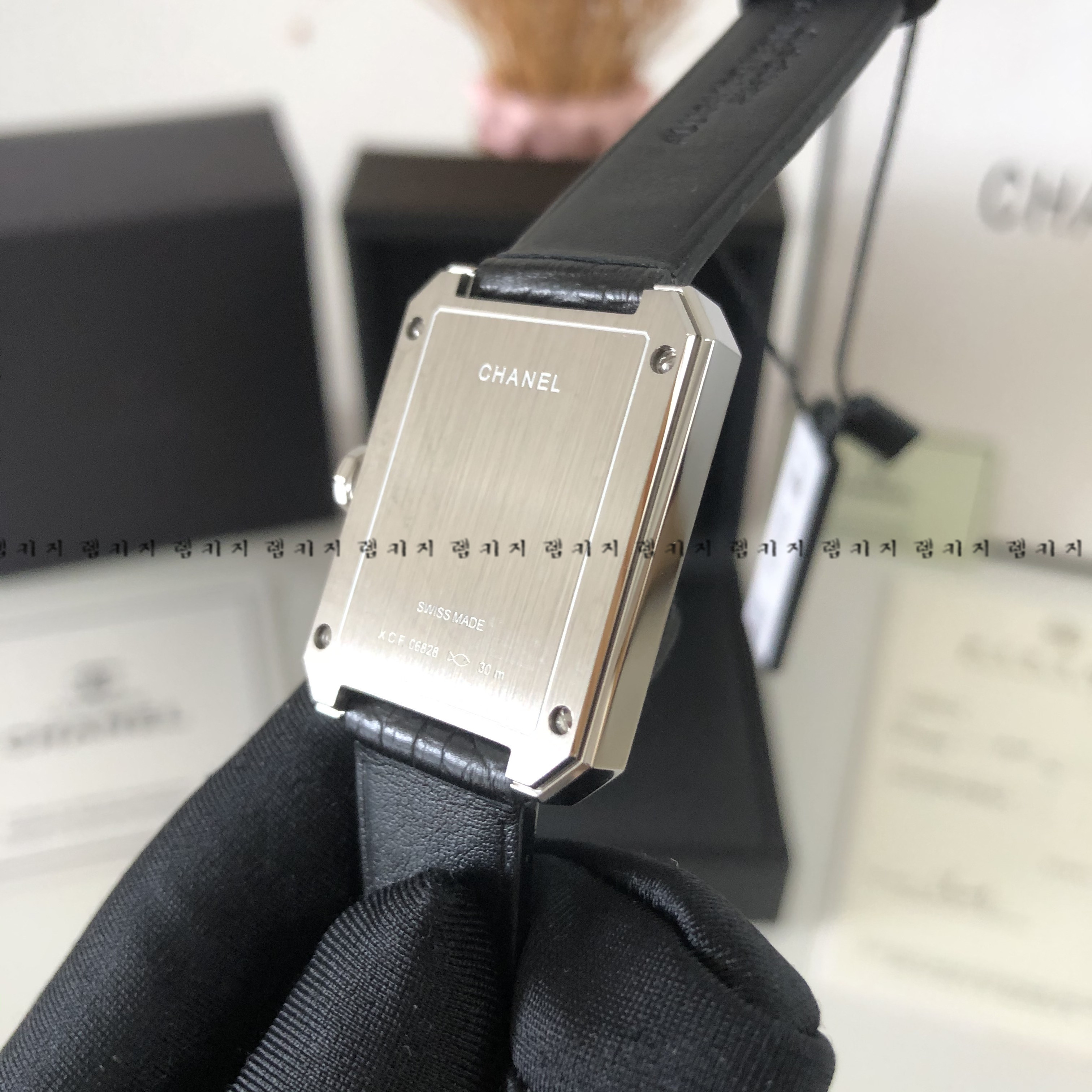 샤넬 보이프렌드 화이트다이얼 은장 여성 가죽시계