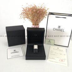 샤넬 보이프렌드 화이트다이얼 은장 여성 가죽시계