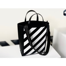 오프화이트 대각선 블랙 토트백