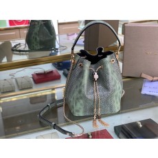 불가리 세르펜디 포에버 그린 스네이크 버킷백