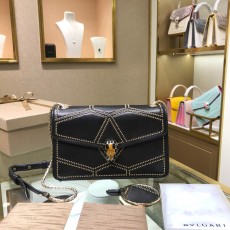 불가리 세르펜디 포에버 블랙 레더 골드 스터드 숄더백