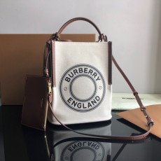 버버리 스몰 로고 그래픽 코튼 캔버스 페기 버킷백