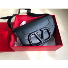 발렌티노 Garavani Vsling MAXI 블랙 숄더백