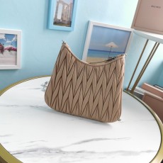 미우미우 마틀라세 크리스탈 체인 숄더백 5BH189