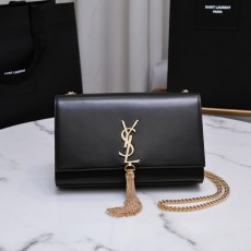 세인트롤랜드 가죽 소재의 클래식 케이트 모노그램 생 로랑 태슬 체인 지갑