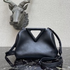 보테가 Triangle Bag