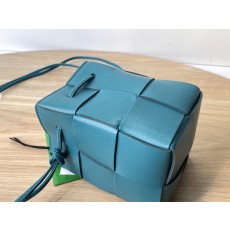 보테가베네타 미니 버킷백