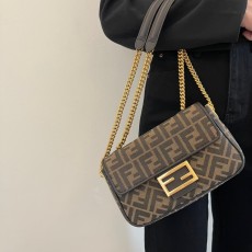 펜디 Iconic Baguette 크로스백