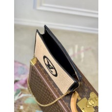 루이비통 TOILETRY POUCH ON CHAIN M81366