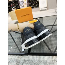 루이비통 남여공용 스니커즈